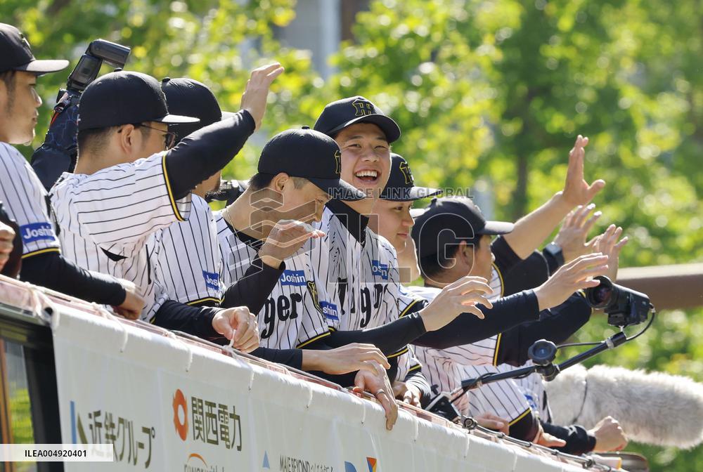 Baseball: Hanshin Tigers' victory parade