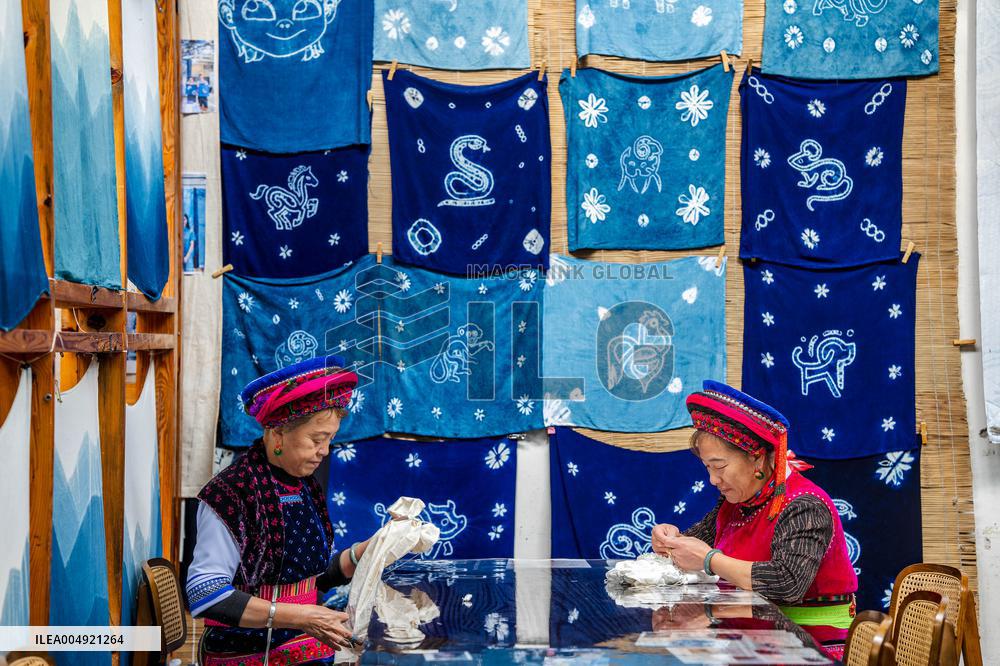 Tie-Dye Technique Of Bai Ethnic Group - Chin