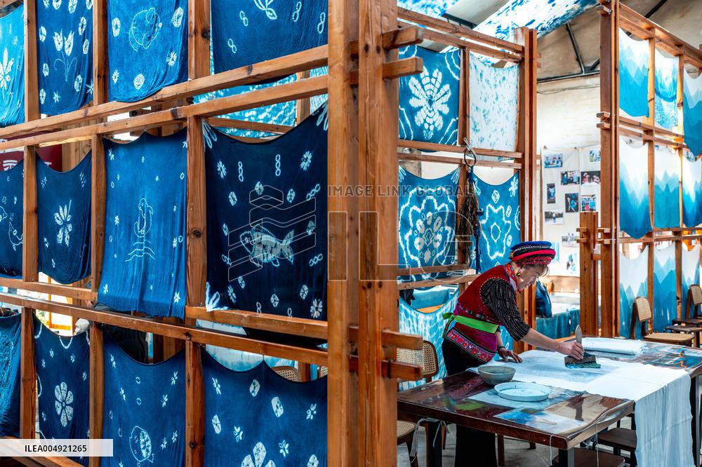 Tie-Dye Technique Of Bai Ethnic Group - Chin