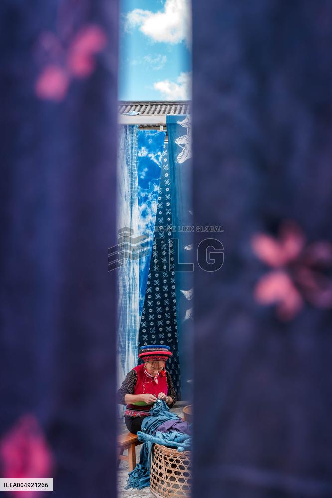 Tie-Dye Technique Of Bai Ethnic Group - Chin