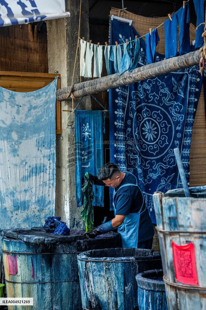 Tie-Dye Technique Of Bai Ethnic Group - Chin