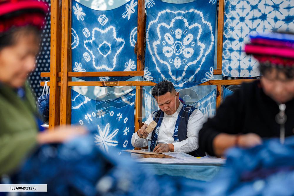 Tie-Dye Technique Of Bai Ethnic Group - Chin