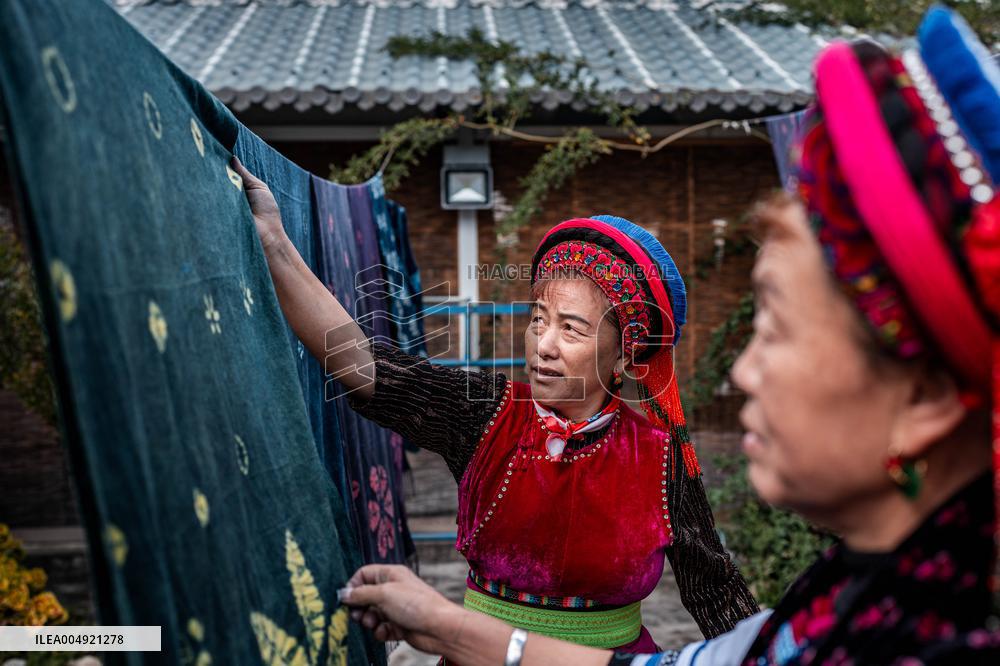 Tie-Dye Technique Of Bai Ethnic Group - Chin