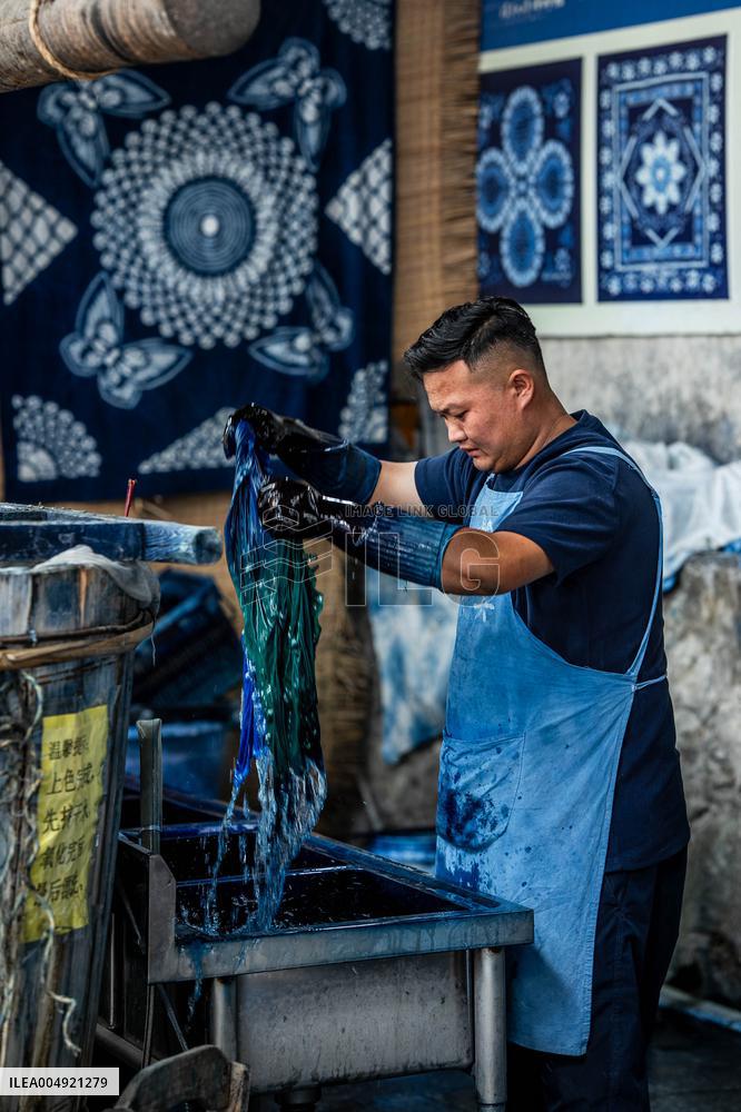 Tie-Dye Technique Of Bai Ethnic Group - Chin