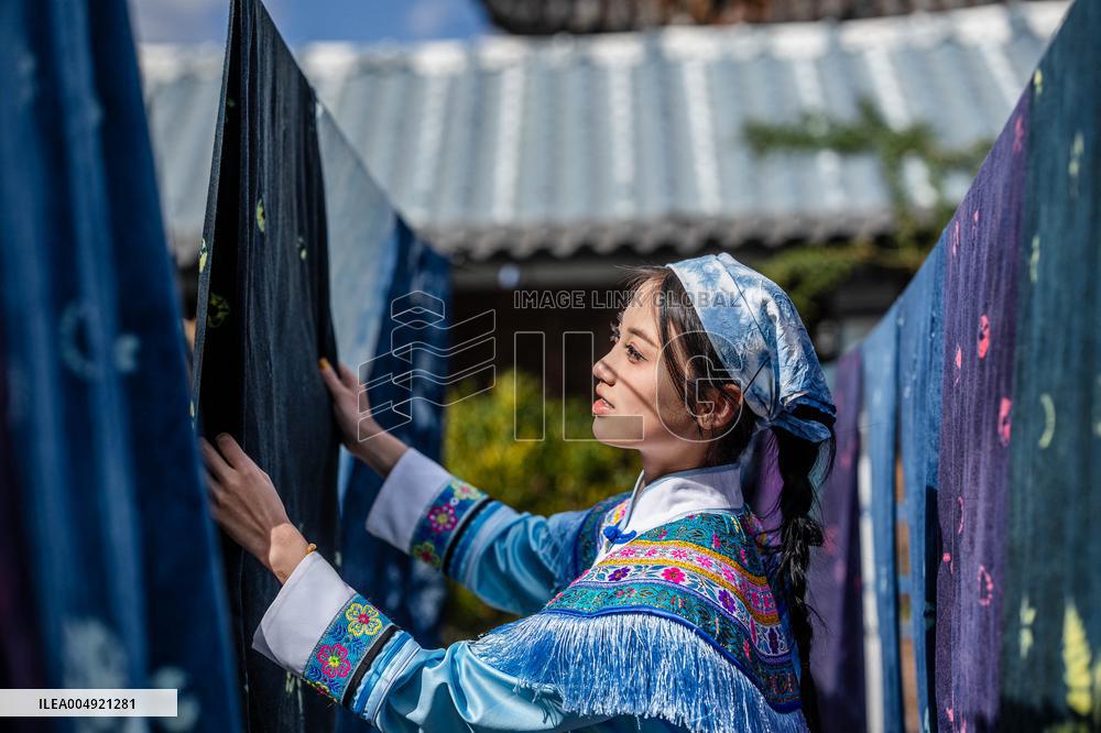 Tie-Dye Technique Of Bai Ethnic Group - Chin