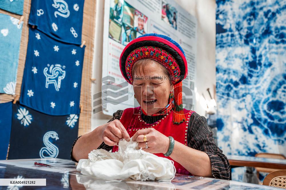 Tie-Dye Technique Of Bai Ethnic Group - Chin