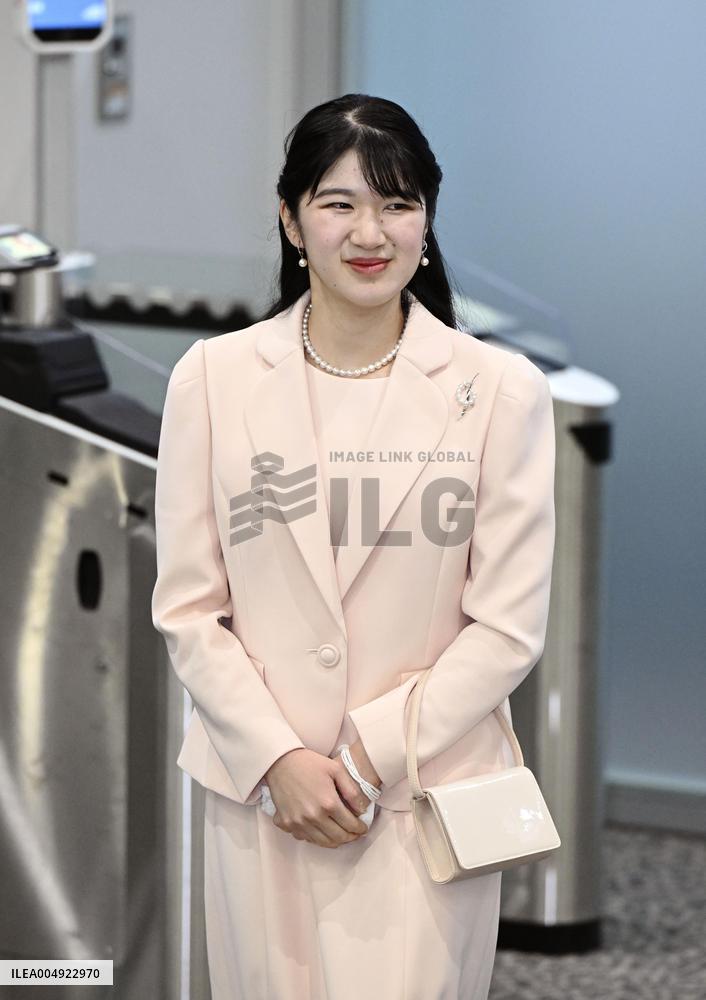 Princess Aiko returns home