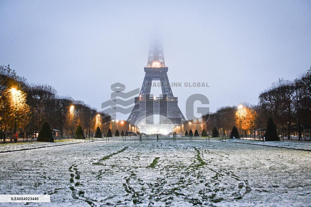 Snow around the Eiffel Tower in Paris FA