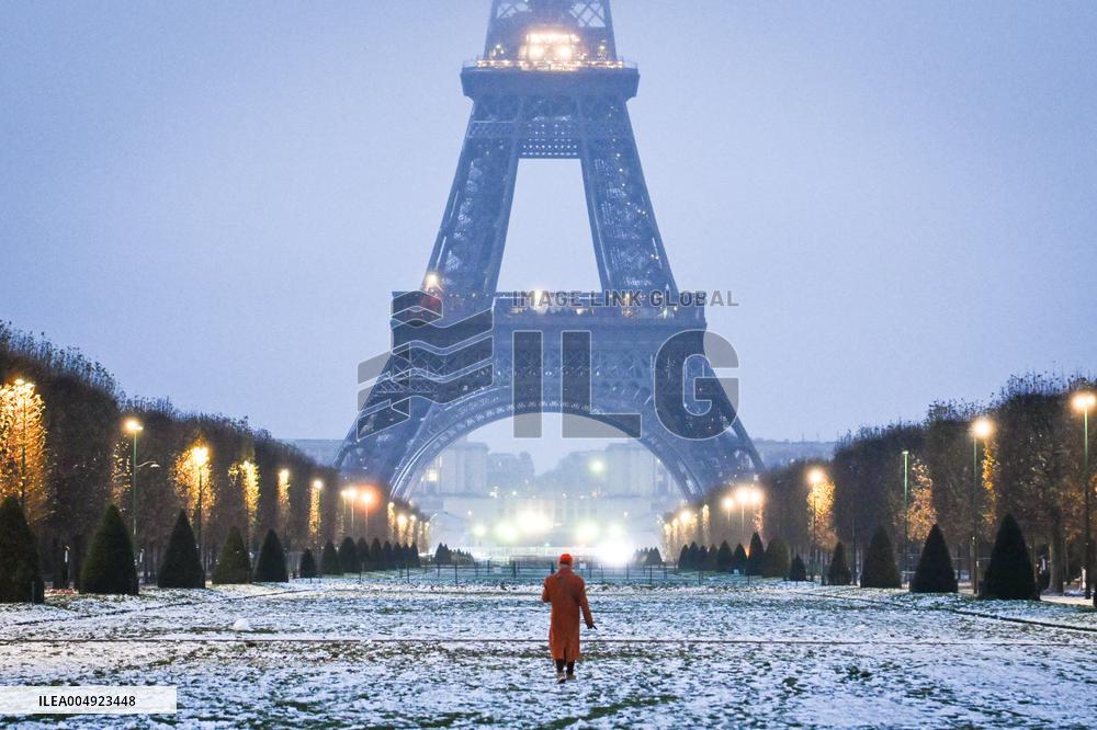 Snow around the Eiffel Tower in Paris FA