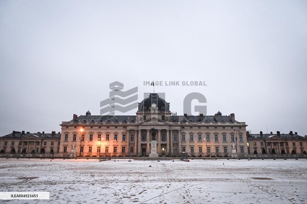 Snow around the Eiffel Tower in Paris FA