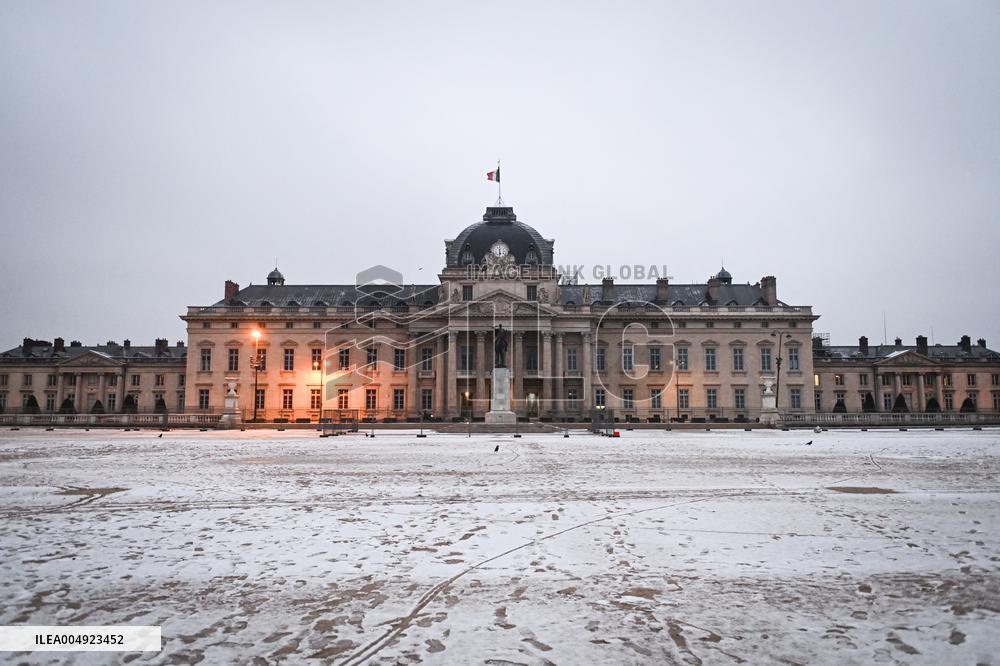 Snow around the Eiffel Tower in Paris FA