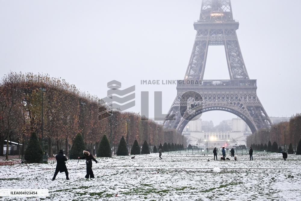 Snow around the Eiffel Tower in Paris FA