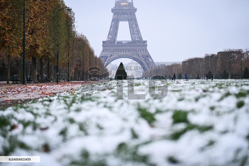 Snow around the Eiffel Tower in Paris FA