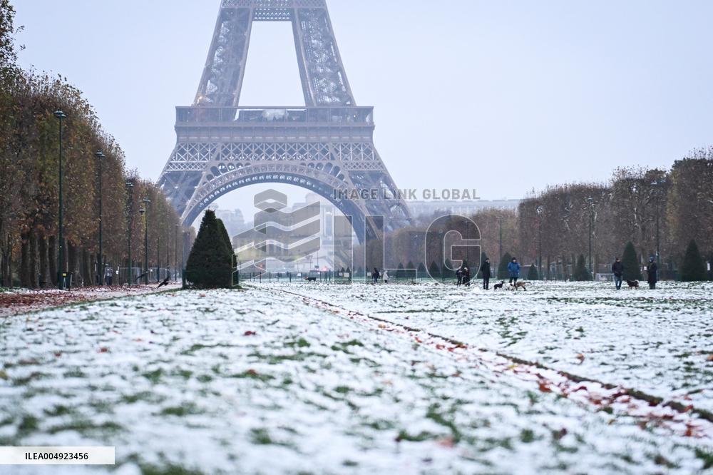 Snow around the Eiffel Tower in Paris FA