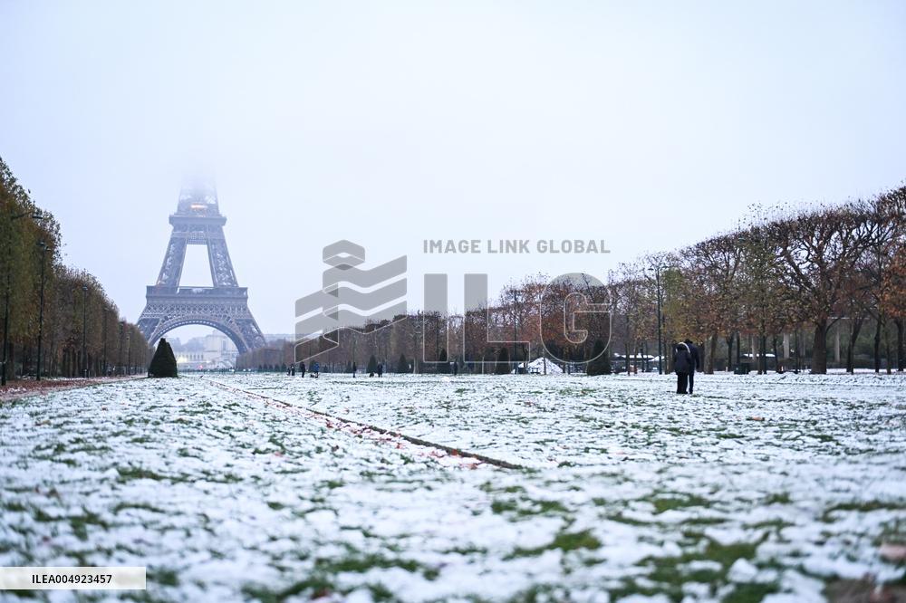 Snow around the Eiffel Tower in Paris FA