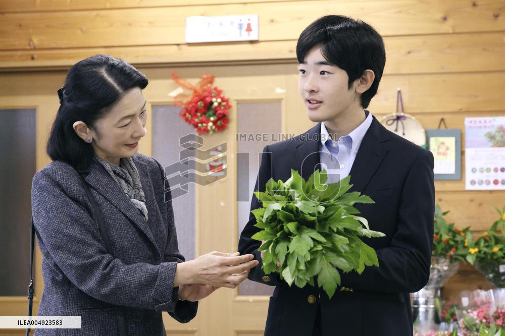 Crown princess, prince visit farm product shop