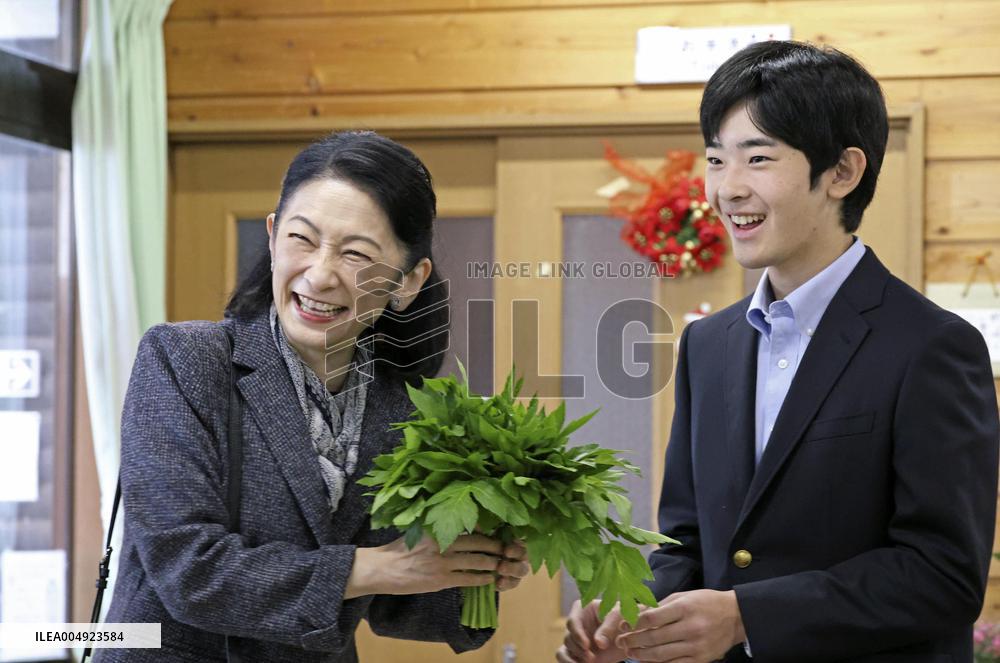 Crown princess, prince visit farm product shop