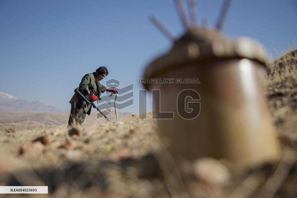 Iraqi Deminer Loses Legs Clearing Mines - Iraq