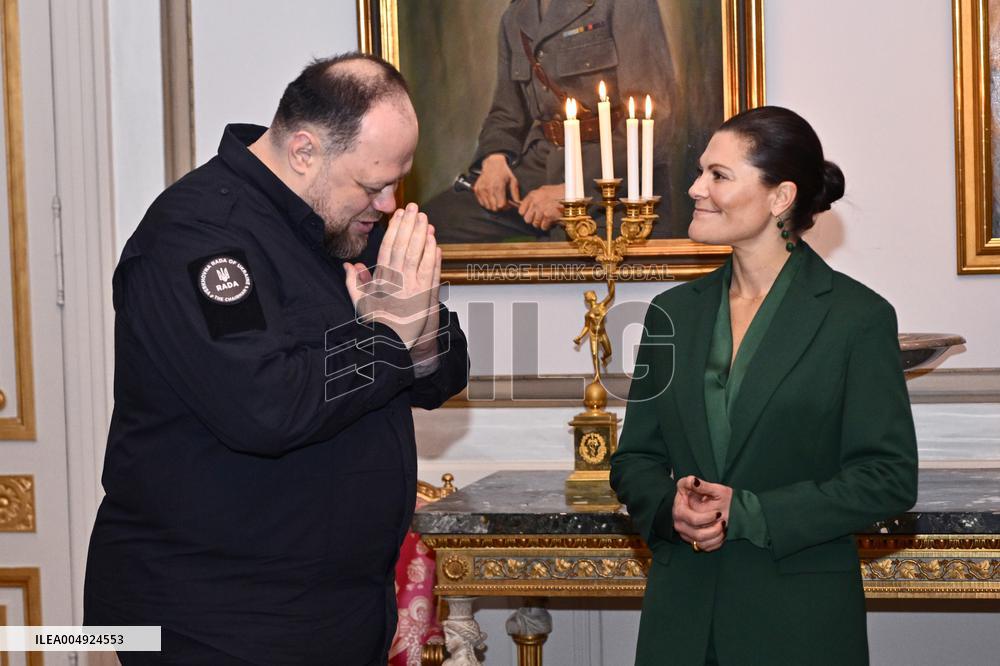 CROWN PRINCESS COUPLE CRIMEAN PLATFORM