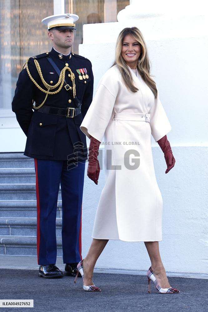 Melania Trump welcomes Christmas Tree - Washington
