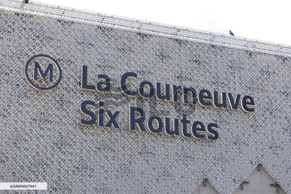 Rachida Dati visits La Courneuve Six Routes station construction site