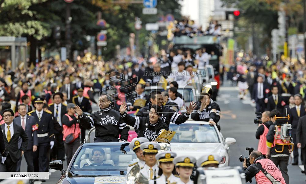Celebratory parade by Japan Series champ Hawks