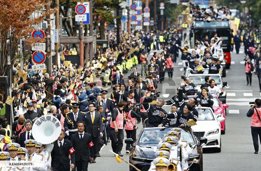 Celebratory parade by Japan Series champ Hawks