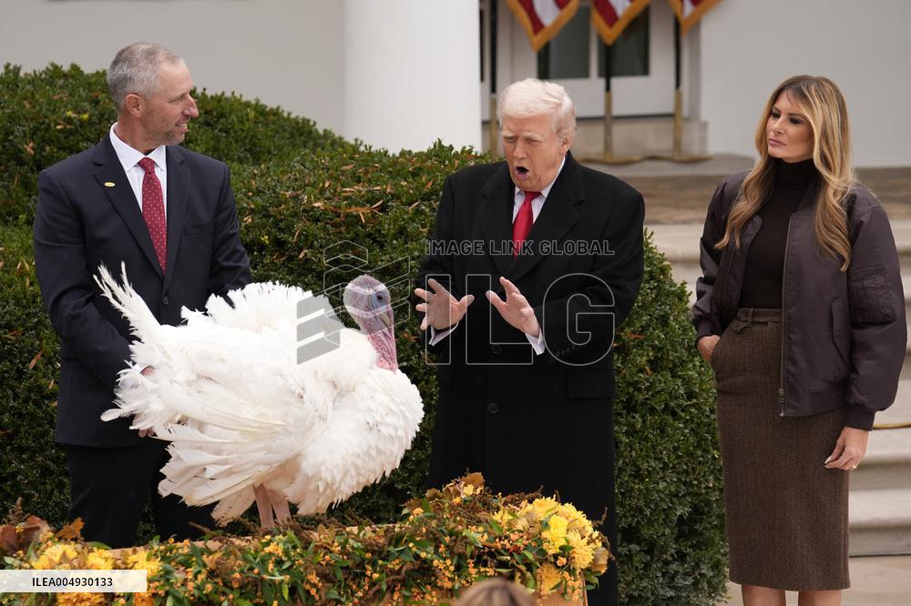 Donald Trump pardons Thanksgiving Turkeys - Washington