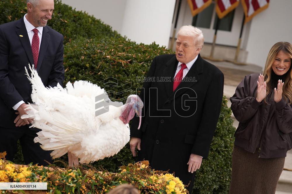 Donald Trump pardons Thanksgiving Turkeys - Washington