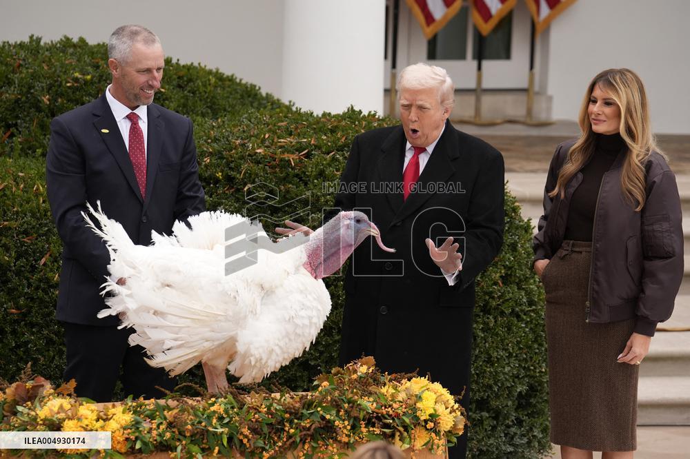 Donald Trump pardons Thanksgiving Turkeys - Washington