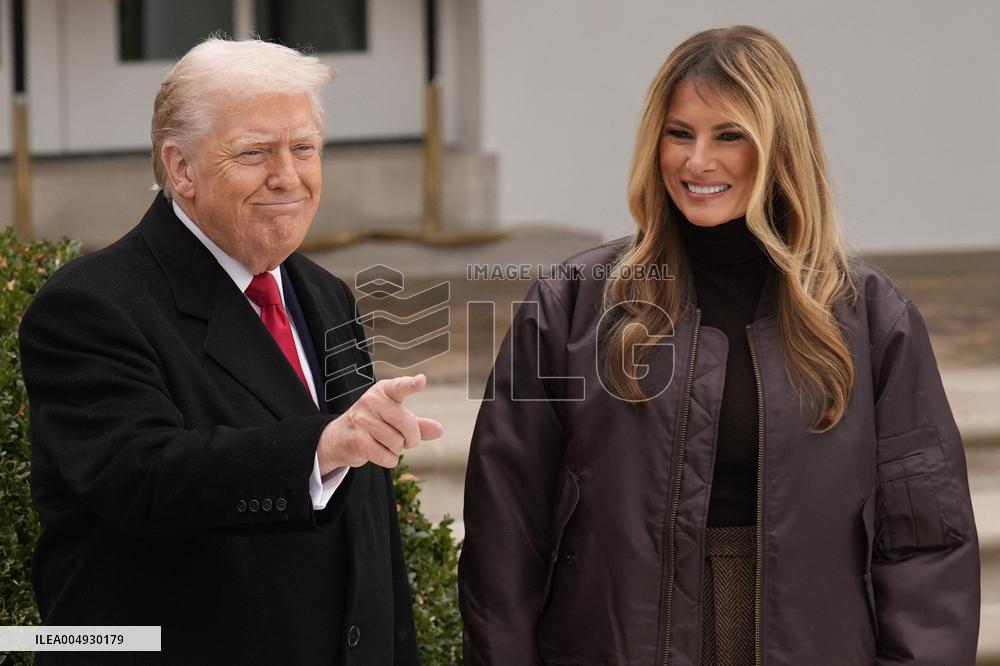 Donald Trump pardons Thanksgiving Turkeys - Washington