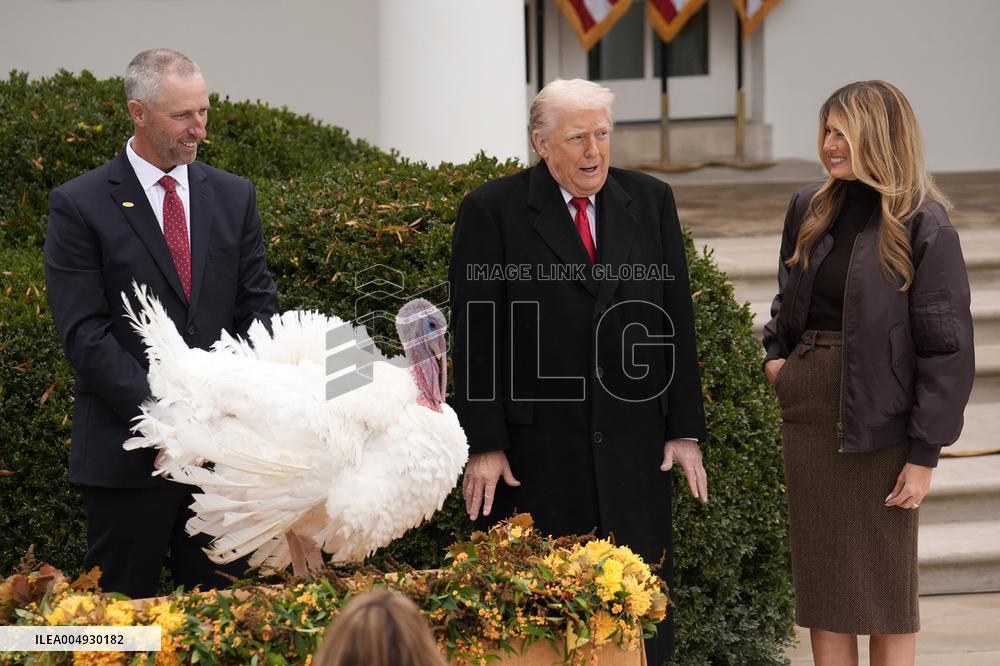 Donald Trump pardons Thanksgiving Turkeys - Washington
