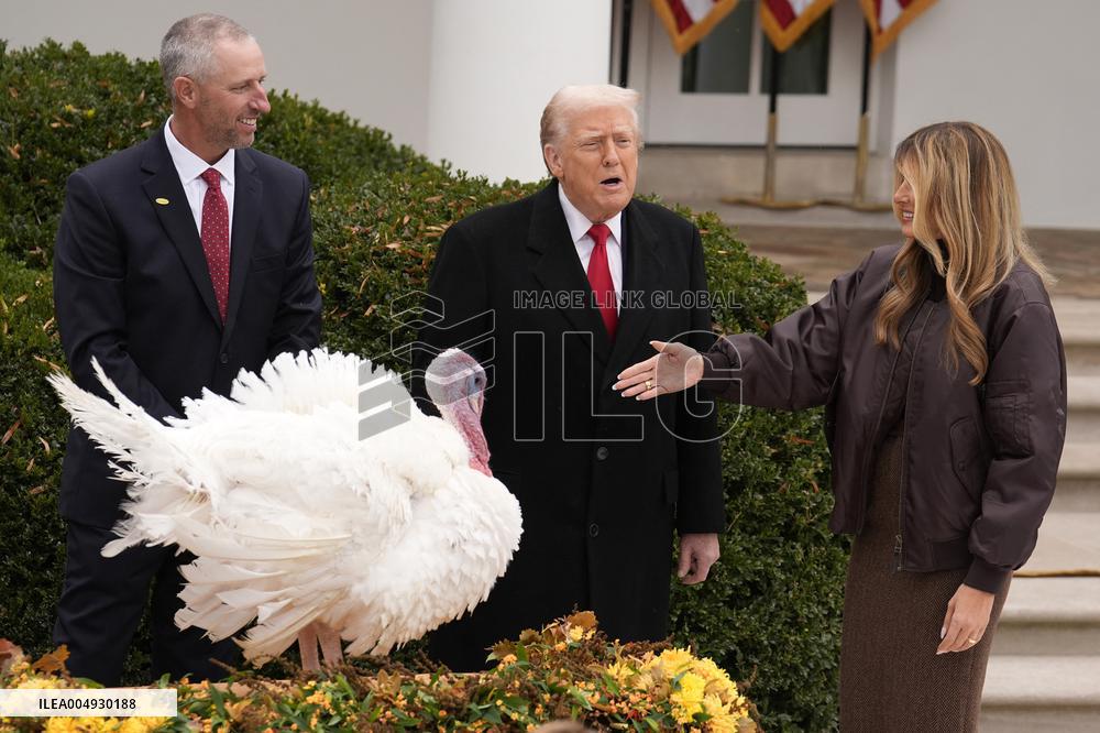 Donald Trump pardons Thanksgiving Turkeys - Washington