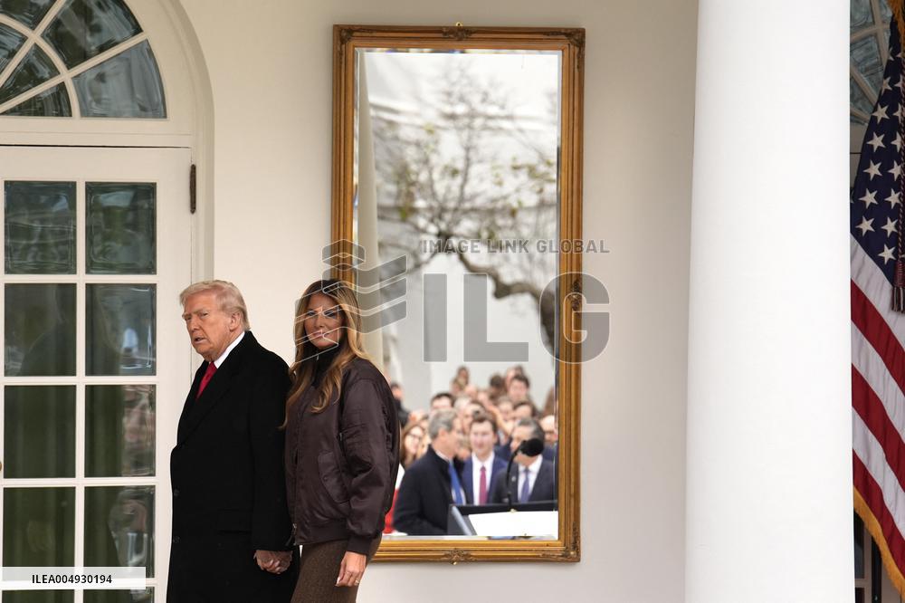 Donald Trump pardons Thanksgiving Turkeys - Washington