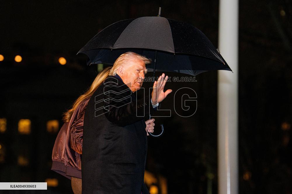 President Trump, Melania Trump Depart for Mar-a-Lago Thanksgiving Holiday