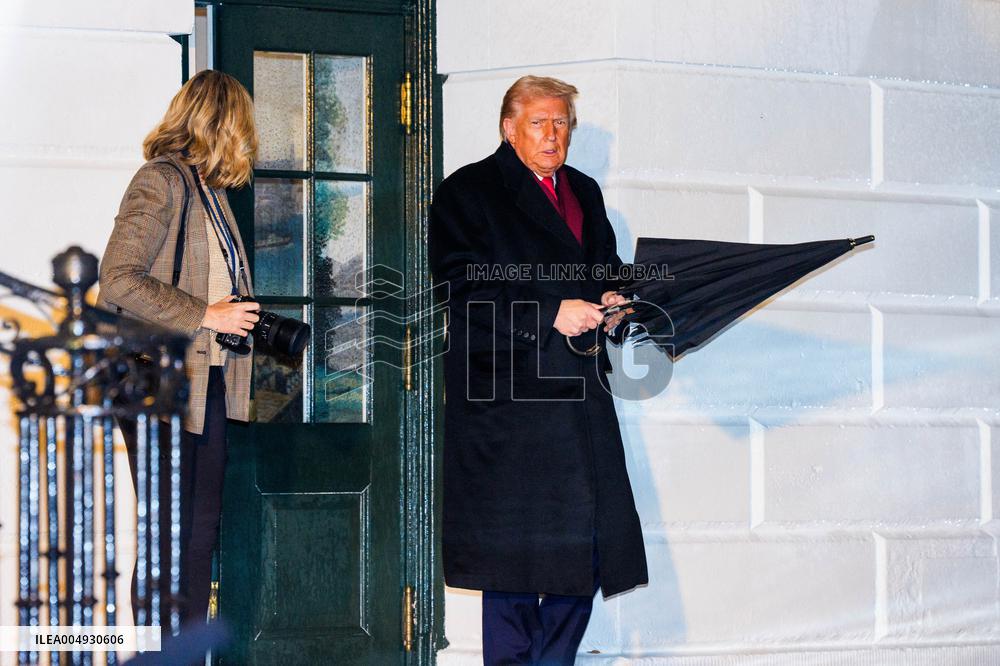 President Trump, Melania Trump Depart for Mar-a-Lago Thanksgiving Holiday