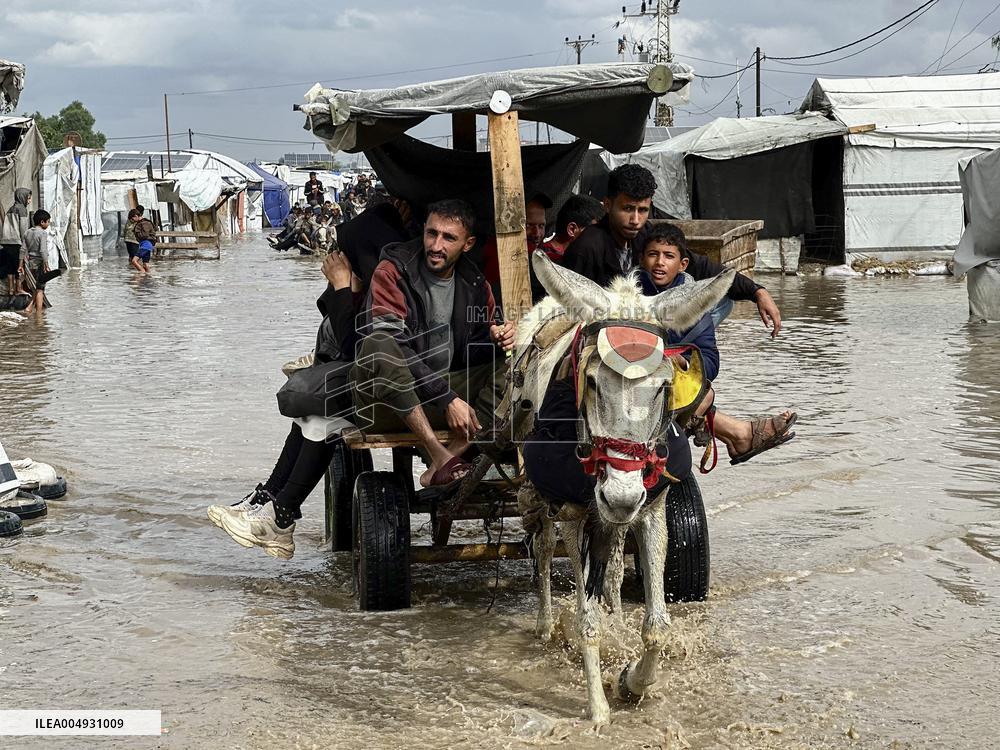 Al Mawasi Storm Destroys Displaced Tents - Gaza