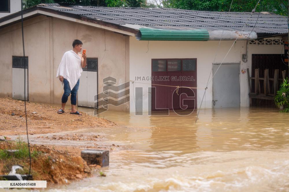 Deadly Floods Hit Southern Thailand After Heavy Rains