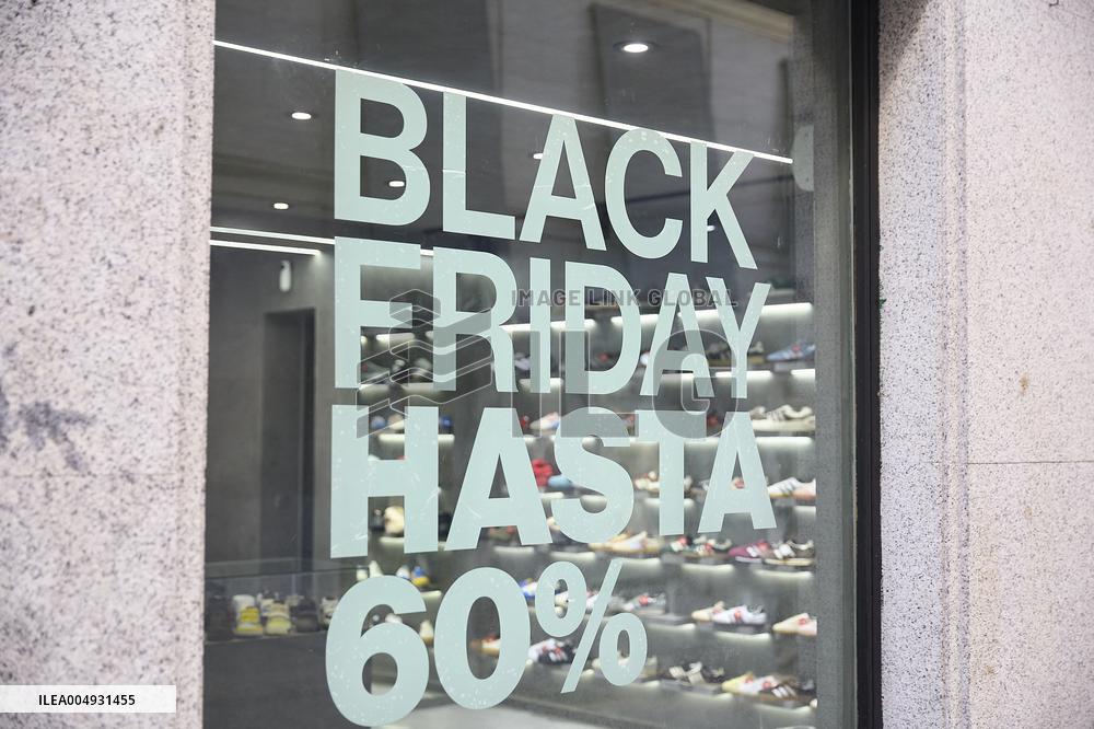 Black Friday Boosts Holiday Spending - Madrid