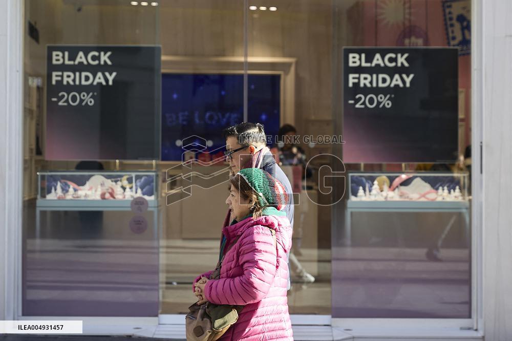 Black Friday Boosts Holiday Spending - Madrid