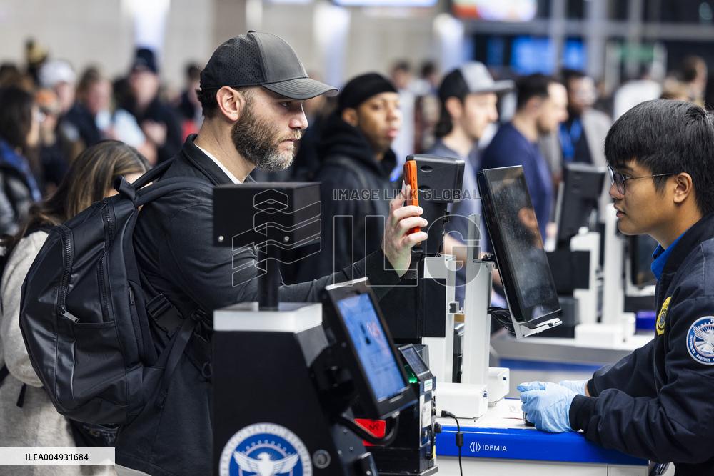 Thanksgiving expected to bring busy air travel