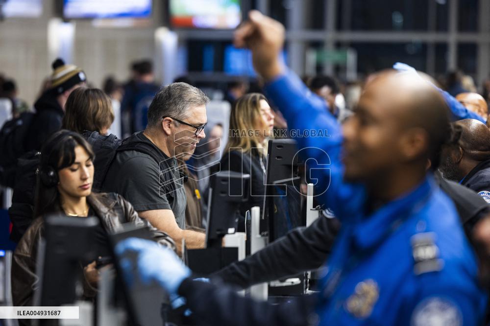 Thanksgiving expected to bring busy air travel