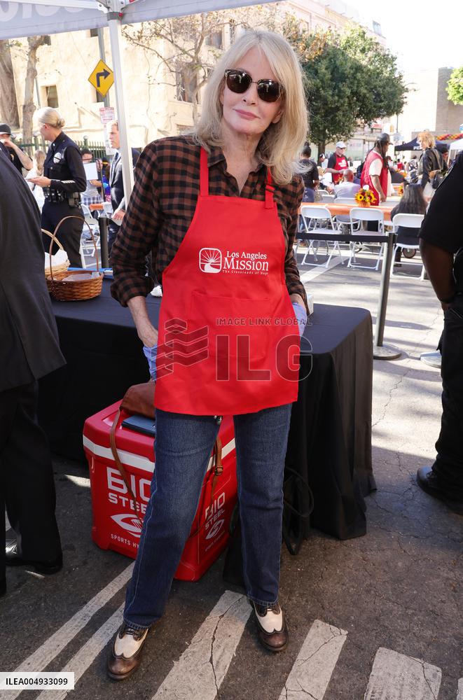 2025 Thanks & Giving On Skid Row - LA