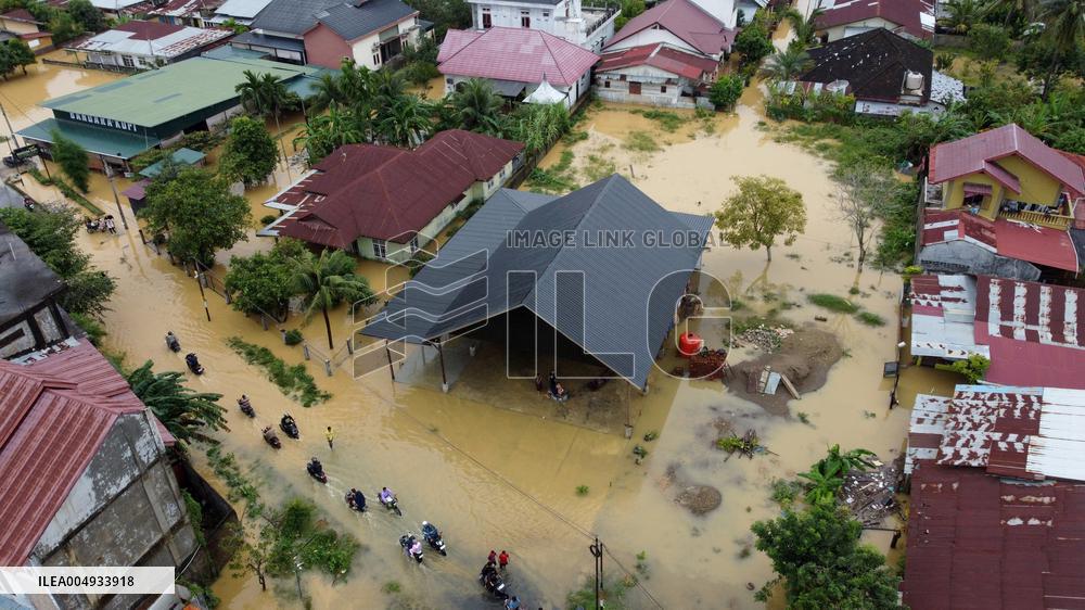 At Least 61 People Killed in Indonesia Floods