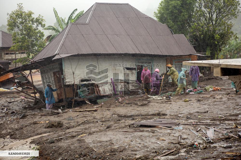 At Least 61 People Killed in Indonesia Floods