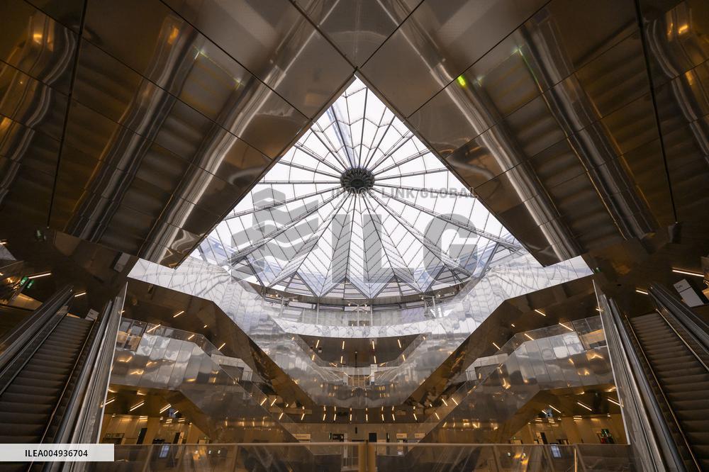 Villejuif - Gustave Roussy Metro Station Illustrations - Paris