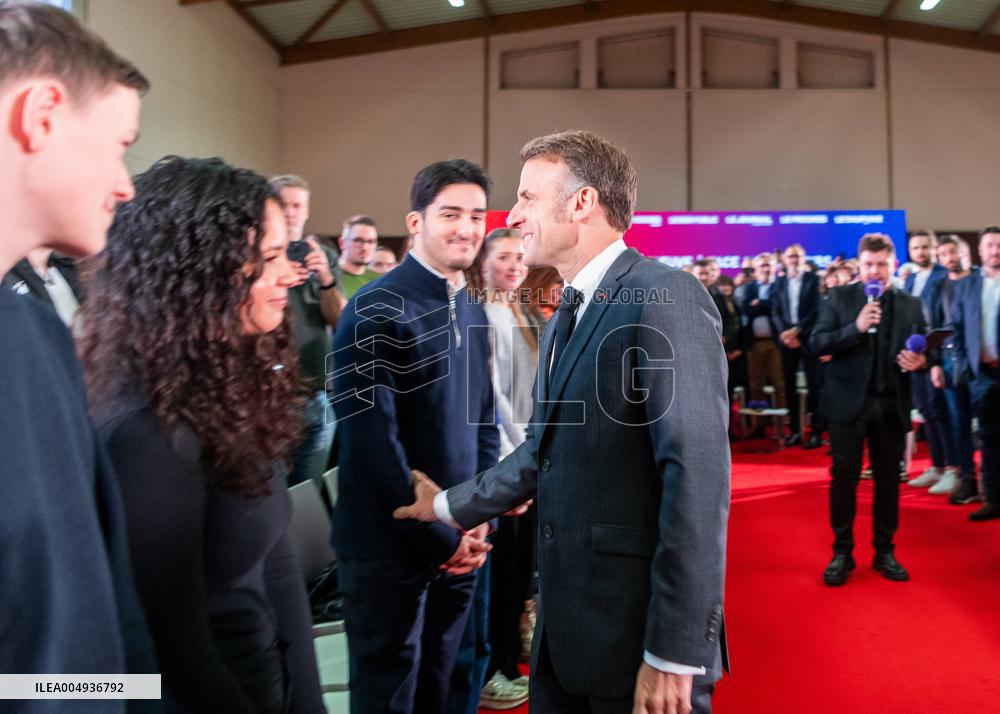 Macron meets readers of the Ebra group - Mirecourt