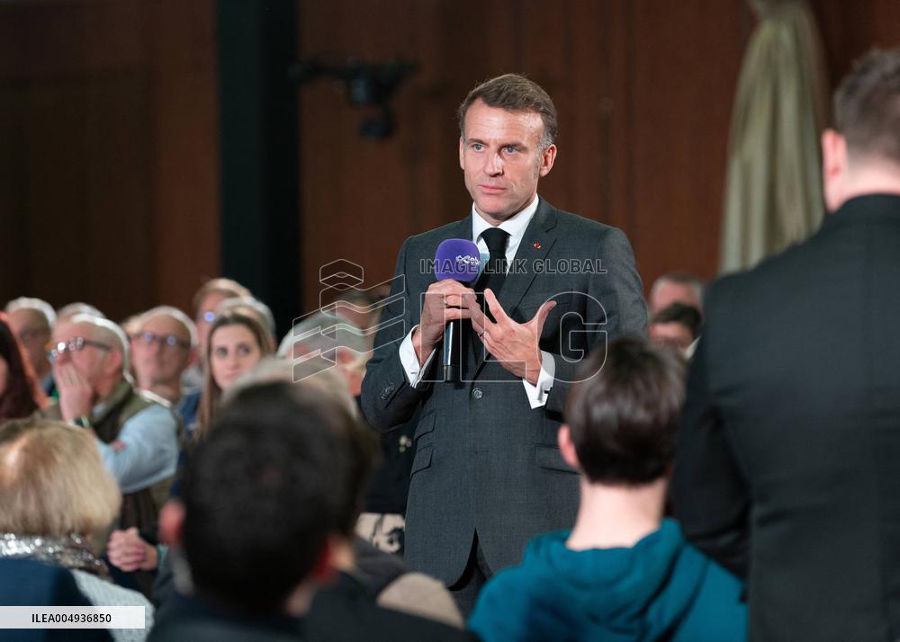 Macron meets readers of the Ebra group - Mirecourt