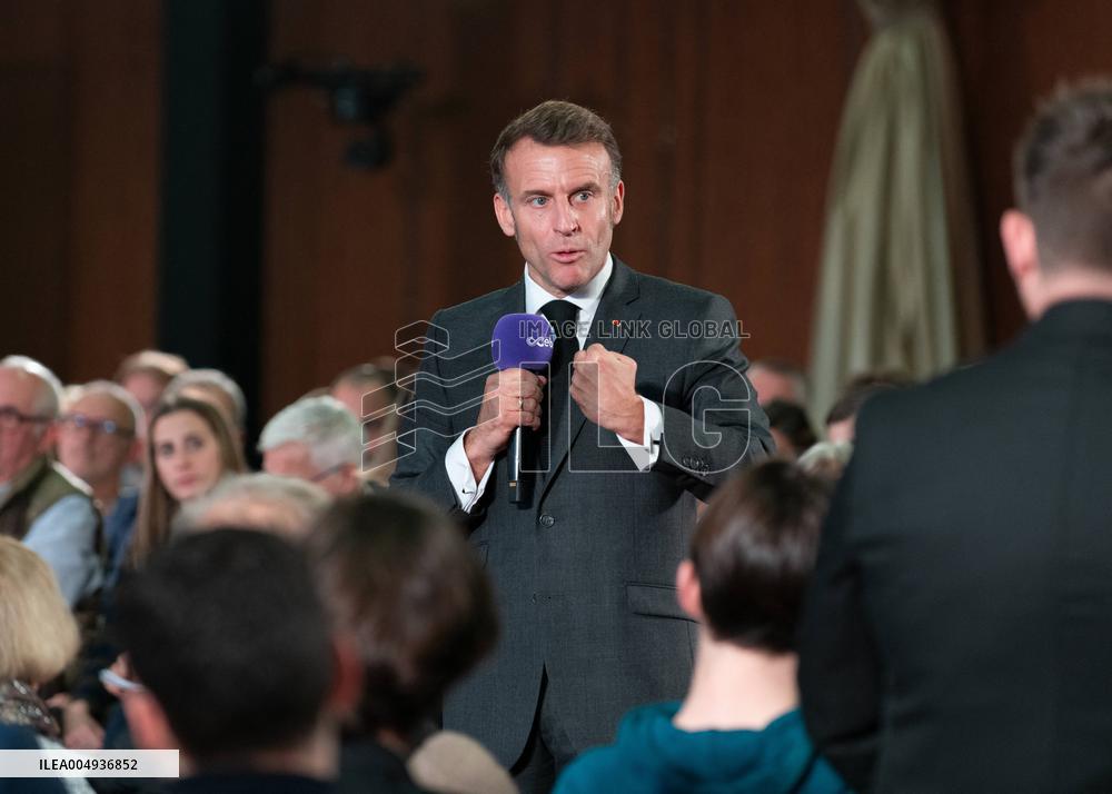 Macron meets readers of the Ebra group - Mirecourt