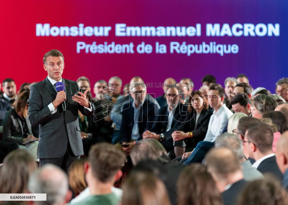 Macron meets readers of the Ebra group - Mirecourt